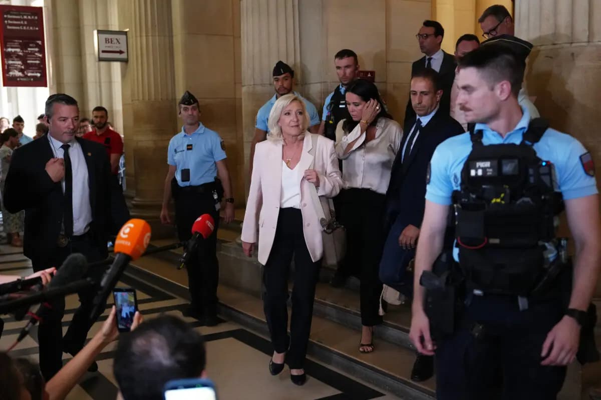 La líder parlamentaria de Agrupación Nacional, Marine Le Pen, abandona la sala de la corte tras el veredicto dictado en París el 7 de julio de 2026. (Aurelien Morissard/AP Photo).