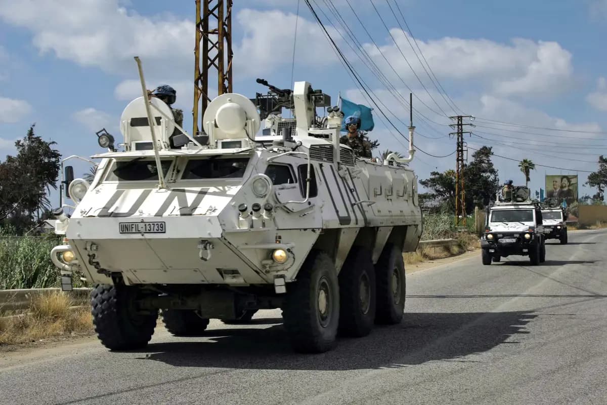 <em>Un convoy de la Fuerza Provisional de las Naciones Unidas en el Líbano (UNIFIL) atraviesa la ciudad sureña de Al-Mansouri, Líbano, el 2 de julio de 2026. (Kawnat Haju/AFP vía Getty Images).</em>