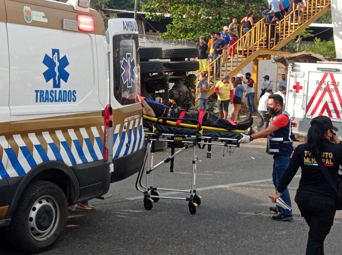 Equipos de emergencia atienden a una persona herida tras un accidente de un camión con remolque en el estado sureño mexicano de Chiapas que dejó 55 muertos, la mayoría de ellos de Centroamérica, según informaron las autoridades en Tuxtla Gutiérrez, Chiapas, México, el 9 de diciembre de 2021. (El La Mira/vía Reuters)