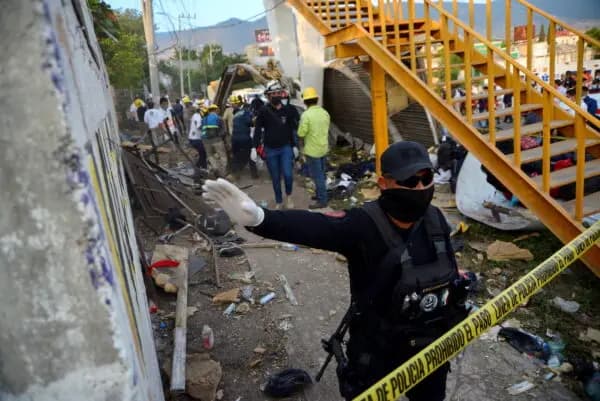 Un equipo de emergencia atiende a una persona herida tras un accidente de un camión cisterna en el estado sureño mexicano de Chiapas que dejó 55 muertos, la mayoría de ellos de Centroamérica, según informaron las autoridades en Tuxtla Gutiérrez, Chiapas, México, el 9 de diciembre de 2021. (El La Mira/vía Reuters)