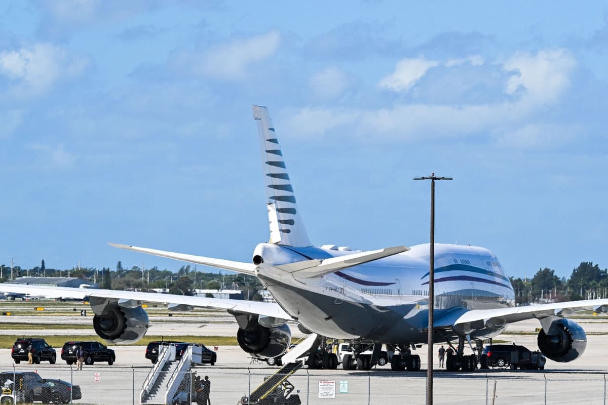 La caravana presidencial de Donald Trump está estacionada junto a un Boeing 747 en el Aeropuerto Internacional de Palm Beach en West Palm Beach, Florida, el 15 de febrero de 2025. (Roberto Schmidt/AFP vía Getty Images).