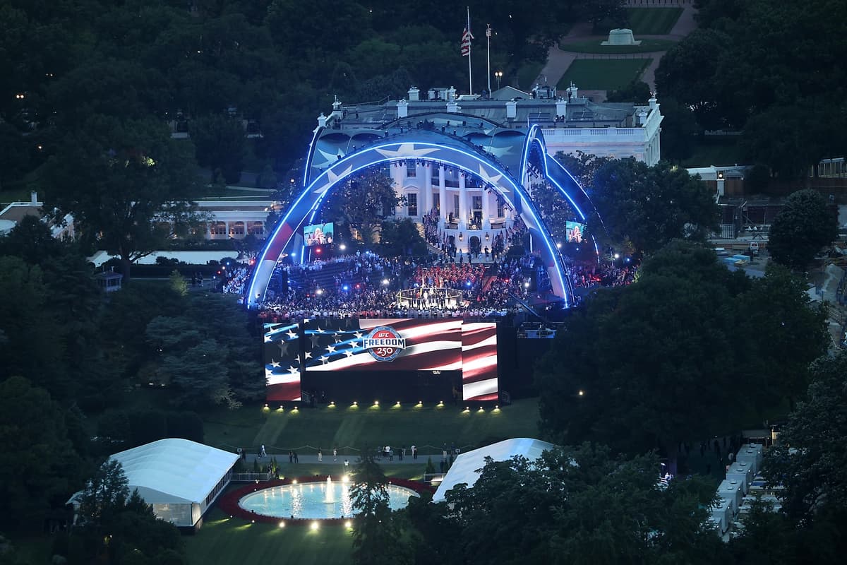 La pelea UFC Freedom 250 en el jardín sur de la Casa Blanca se ve desde lo alto del Monumento a Washington en Washington el 14 de junio de 2026. (Win McNamee/Getty Images).