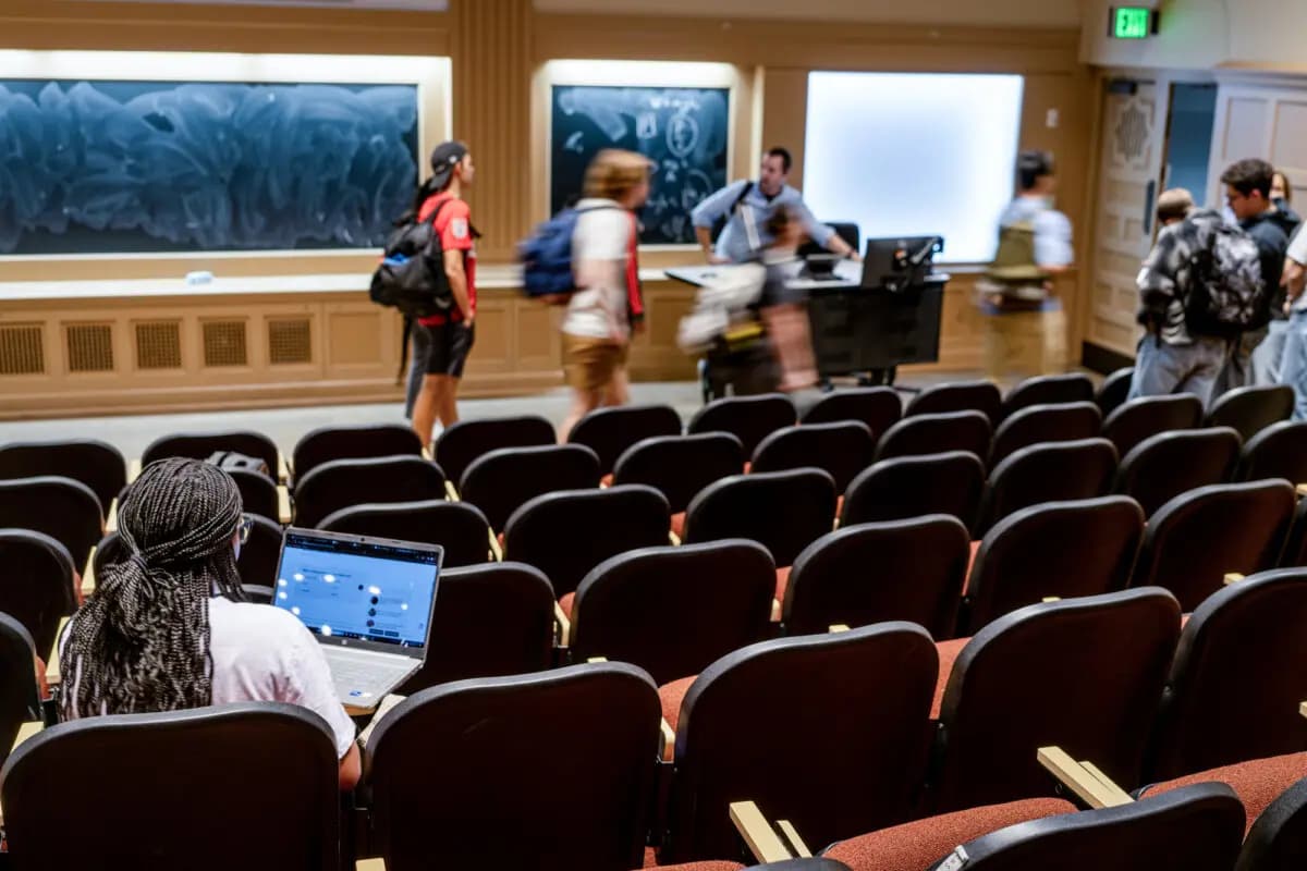 <em>Un estudiante se sienta en un aula al finalizar la clase en la Universidad de Texas en Austin, Texas, el 22 de febrero de 2024. (Brandon Bell/Getty Images).</em>