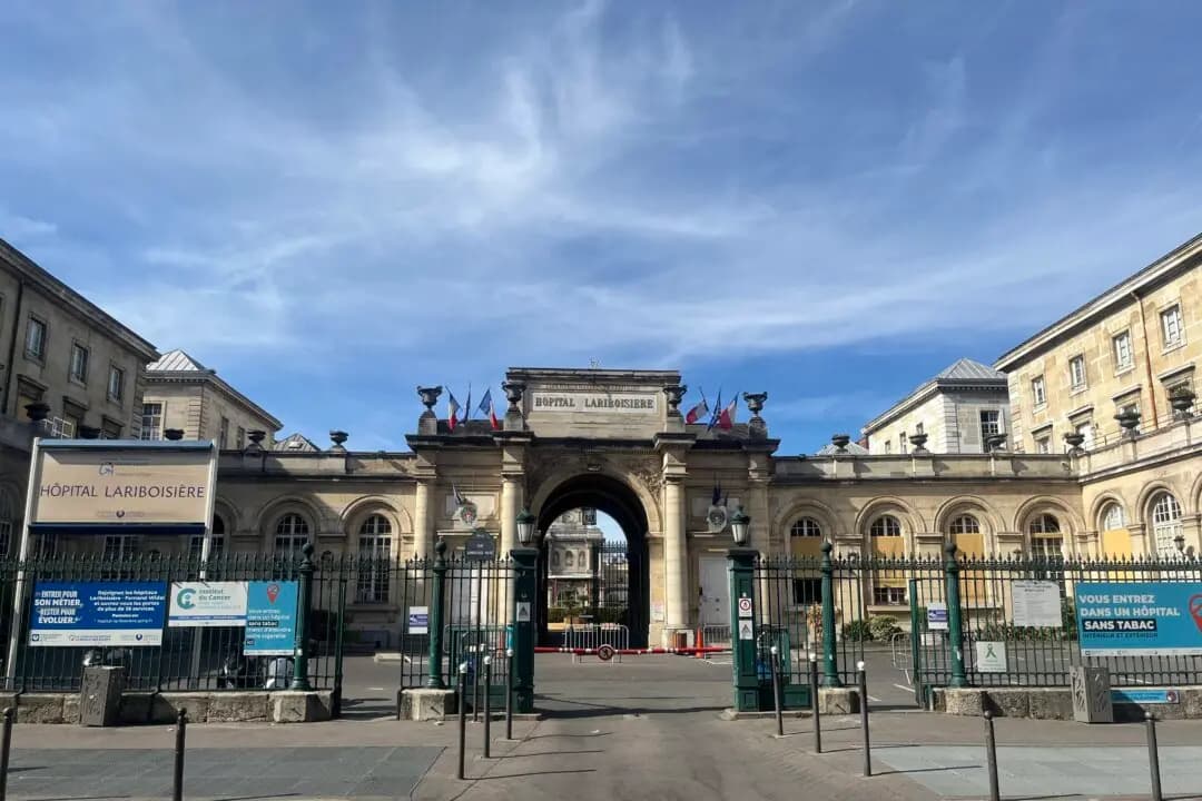 <em>Hospital Lariboisière en París el 5 de julio de 2026. Etienne Fauchaire/The Epoch Times).</em>