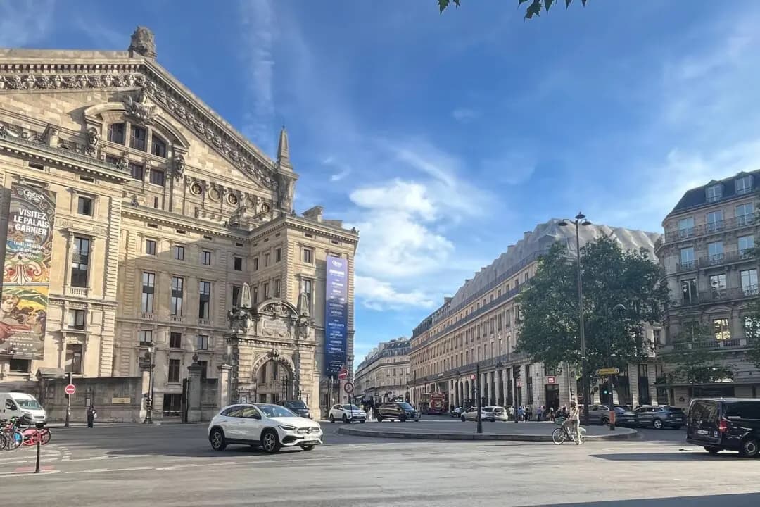<em>La parte trasera de la Ópera Garnier de París, enmarcada por edificios que reflejan el icónico estilo arquitectónico haussmanniano del siglo XIX, el 5 de julio de 2026. (Etienne Fauchaire/The Epoch Times).</em>