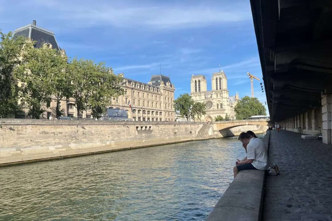 <em>Los parisinos se relajan a la sombra a orillas del Sena para escapar del calor el 5 de julio de 2026. (Etienne Fauchaire/The Epoch Times)</em>
