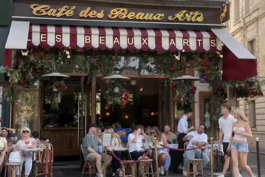 <em>Parisinos en la terraza del Café des Beaux Arts el 5 de julio de 2026. Durante el verano, muchos residentes pasan tiempo en las terrazas de los cafés. (Etienne Fauchaire/The Epoch Times).</em>