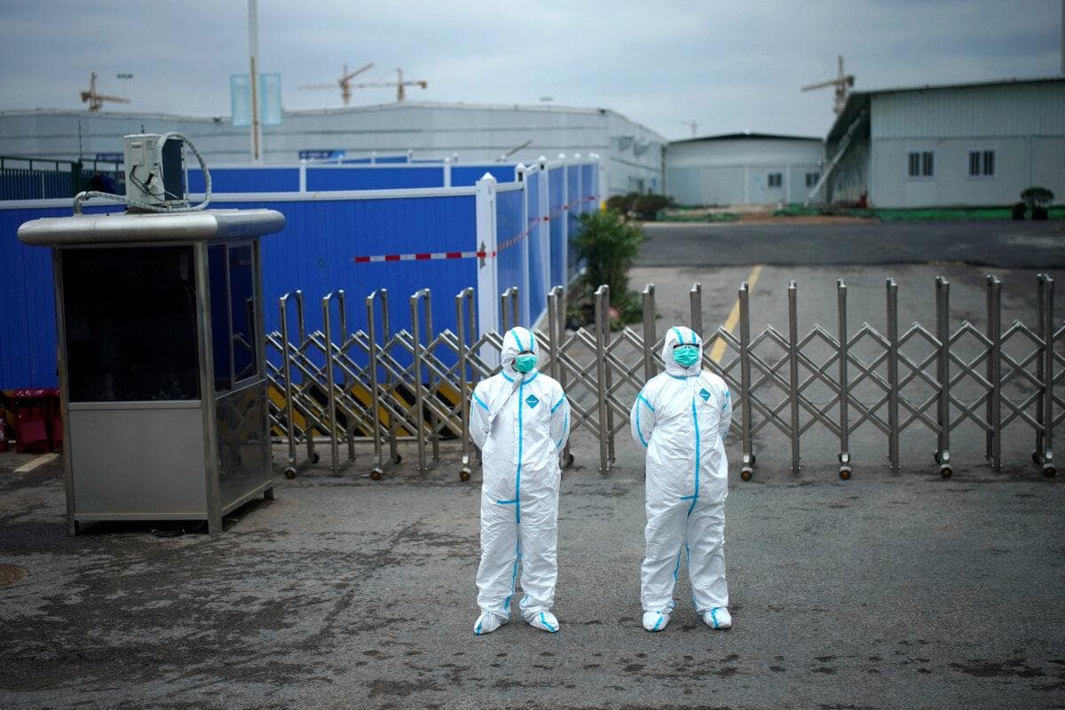 Trabajadores con trajes de protección en el Hospital Leishenshan, un hospital improvisado para el tratamiento de pacientes con COVID-19, en Wuhan, provincia de Hubei, China, el 11 de abril de 2020. (Aly Song/Foto de archivo /Reuters).