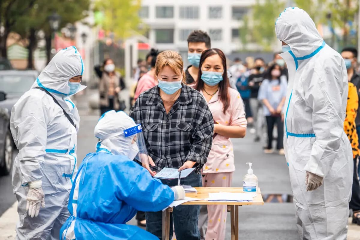 Los ciudadanos hacen cola para inscribirse en las pruebas de antígenos en un punto de prevención y control en Bijie, provincia de Guizhou, China, el 12 de septiembre de 2022. (CFOTO/Future Publishing a través de Getty Images).