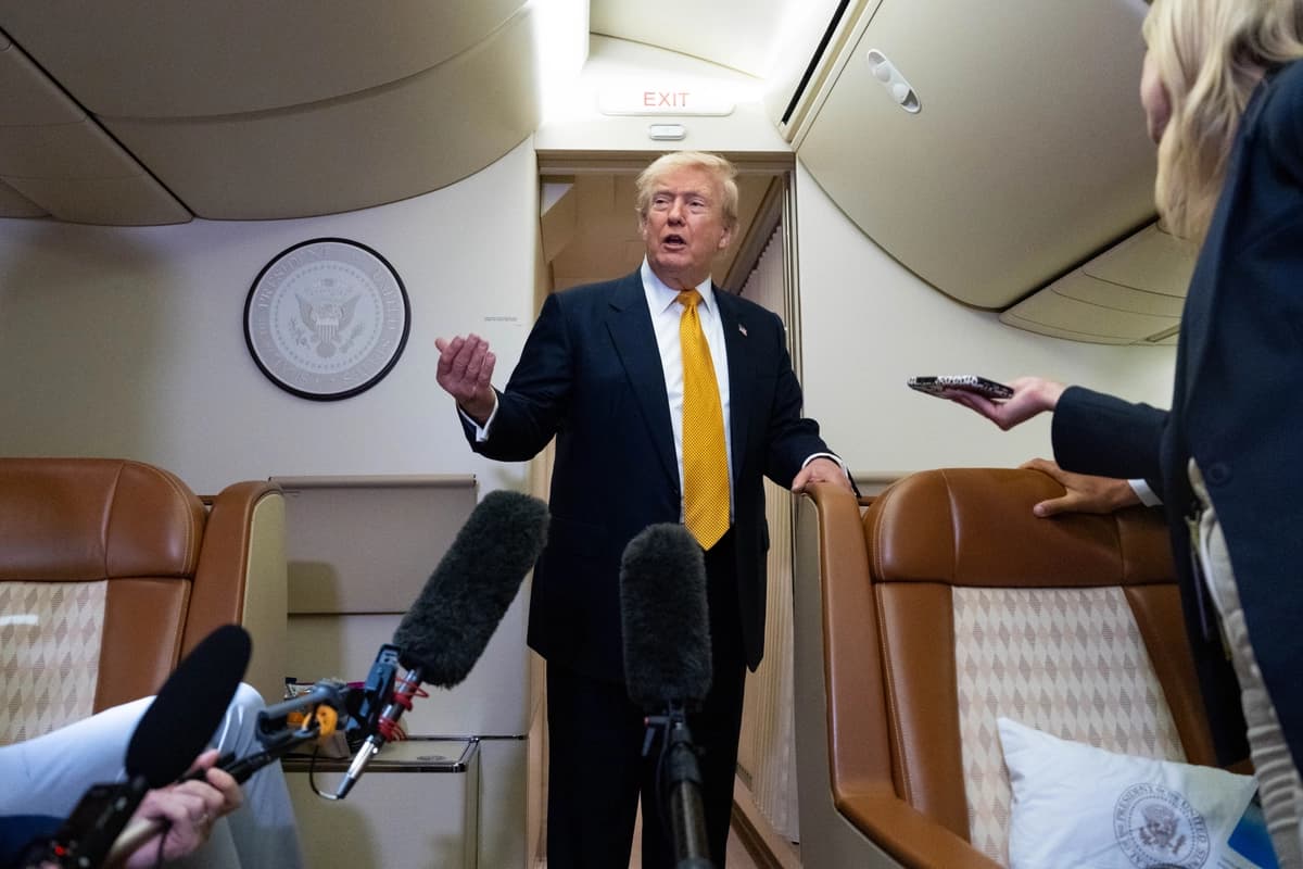 El presidente Donald Trump habla con los periodistas a bordo del Air Force One tras aterrizar en la base aérea de la Fuerza Aérea de EE. UU. en RAF Mildenhall, en Suffolk, al este de Inglaterra, el 8 de julio de 2026. (Alex Brandon/AP Photo)
