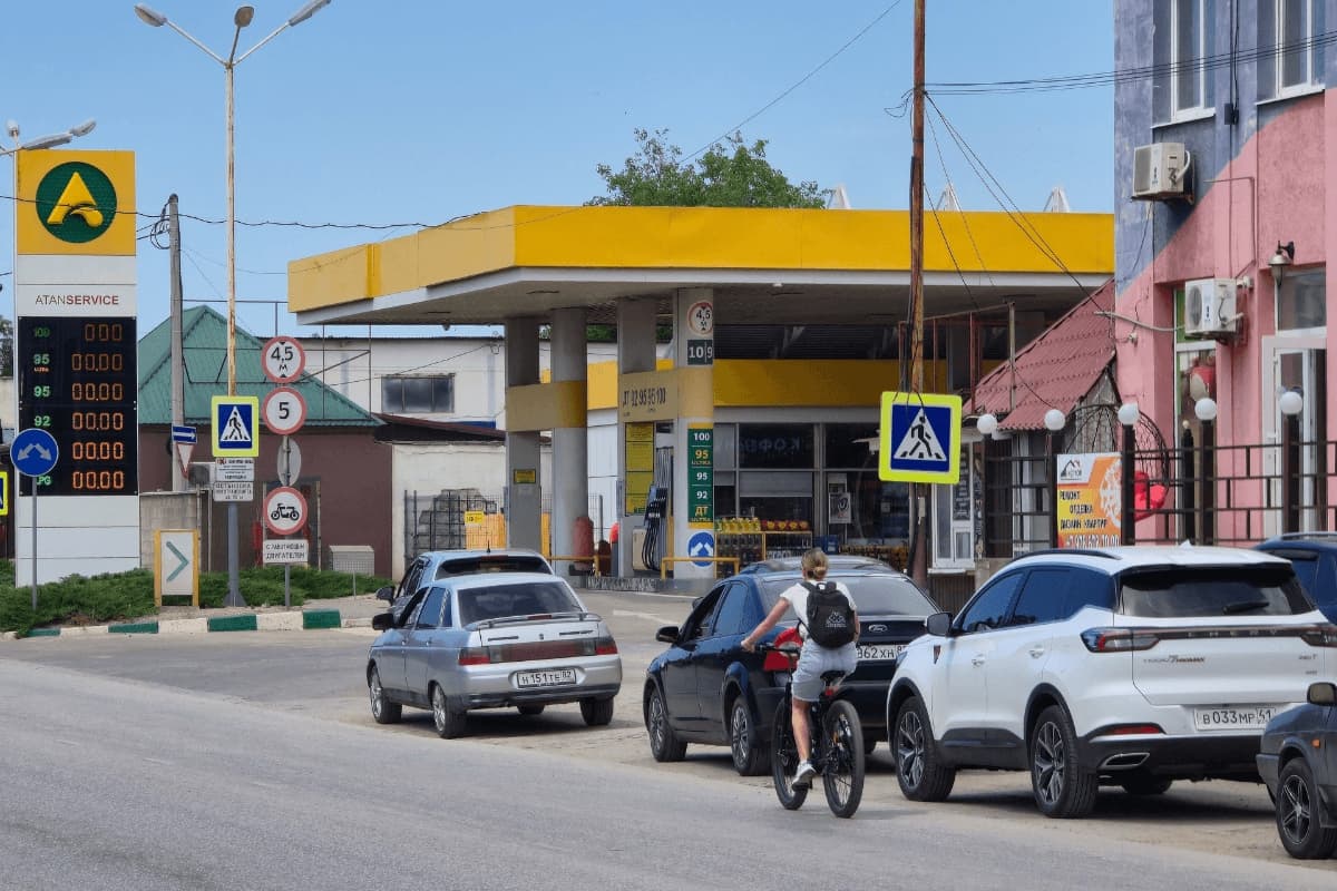 AIE reduce sus pronósticos sobre producción de petróleo de Rusia debido a ataques en Ucrania