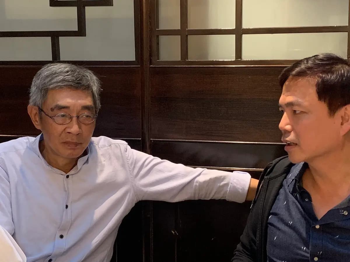 Lam Wing-kee y Edward Chin en el Club de Corresponsales Extranjeros (FCC) de Hong Kong el 29 de abril de 2019, la última noche antes de que Lam tomara un vuelo a Taipéi. (Cortesía de Edward Chin)