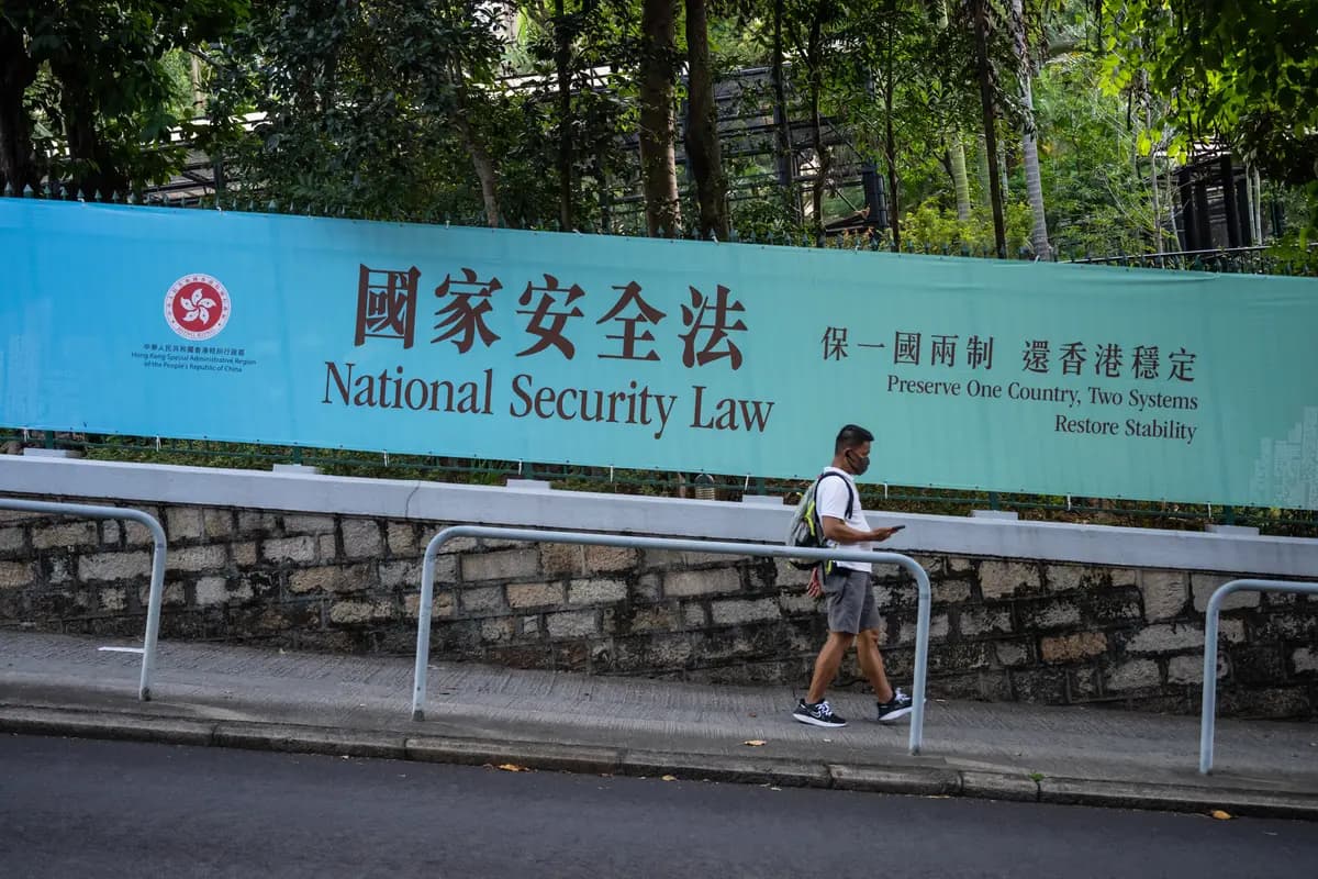 Un peatón pasa junto a un anuncio patrocinado por el gobierno que promueve una nueva ley de seguridad nacional en Hong Kong el 30 de junio de 2020. (Billy H.C. Kwok/Getty Images)