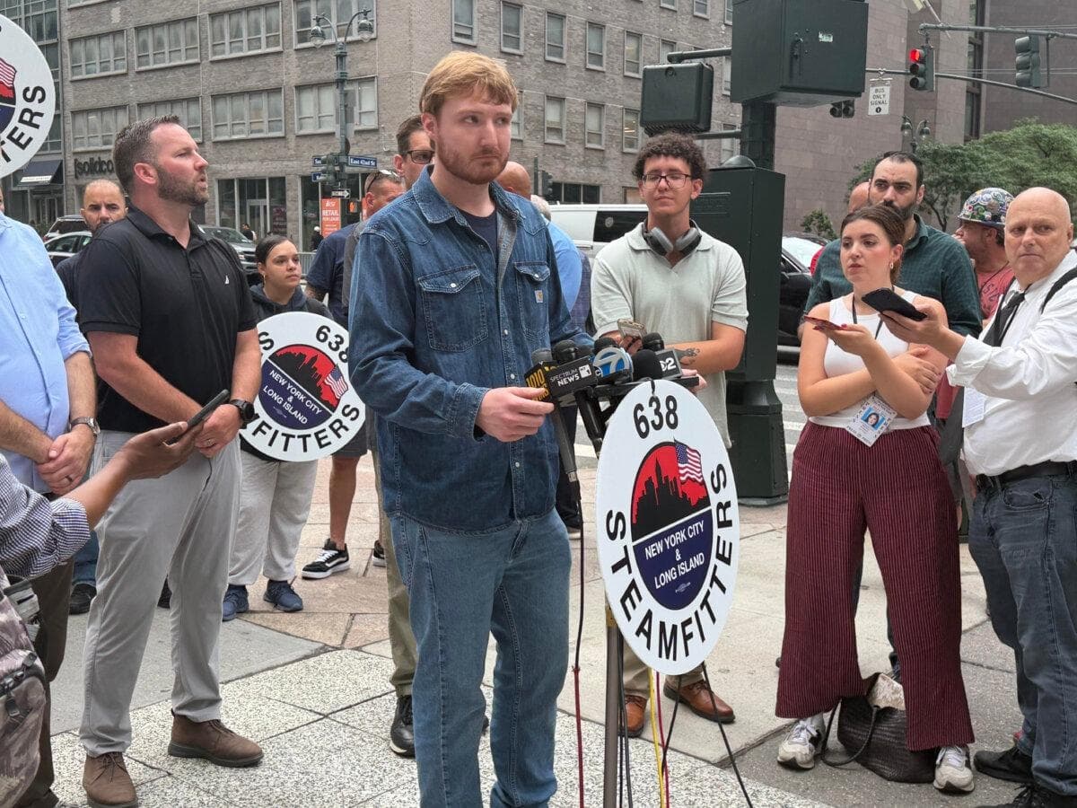 Sean Dow, delegado sindical del Local 638 de instaladores de sistemas de vapor, en una conferencia de prensa en la calle 42 y la 2.ª Avenida de la ciudad de Nueva York el 9 de julio de 2026. (Juliette Fairley/The Epoch Times)