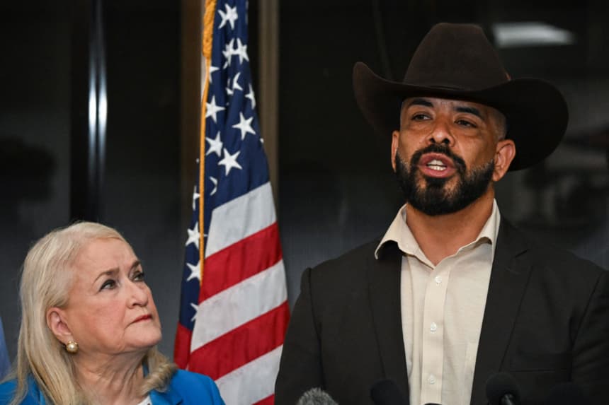 (I/D) La representante estadounidense Sylvia Garcia, demócrata por Texas, observa mientras Hugo Balderas-Ibarra, el abogado de las personas arrestadas durante la operación en la que Lorenzo Salgado Araujo fue baleado por un agente de ICE, habla durante una conferencia de prensa para discutir el caso, en Houston, Texas, el 10 de julio de 2026. (RONALDO SCHEMIDT / AFP via Getty Images)