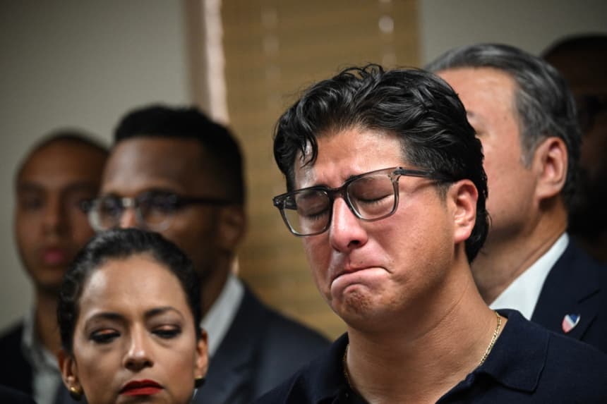Ronaldo Salgado, hijo de Lorenzo Salgado, reacciona mientras habla durante una conferencia de prensa en Houston, el 8 de julio de 2026. (RONALDO SCHEMIDT / AFP via Getty Images)