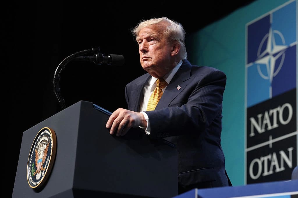Trump amenaza con atacar Irán tras llamados a su asesinato en funeral de Jamenei