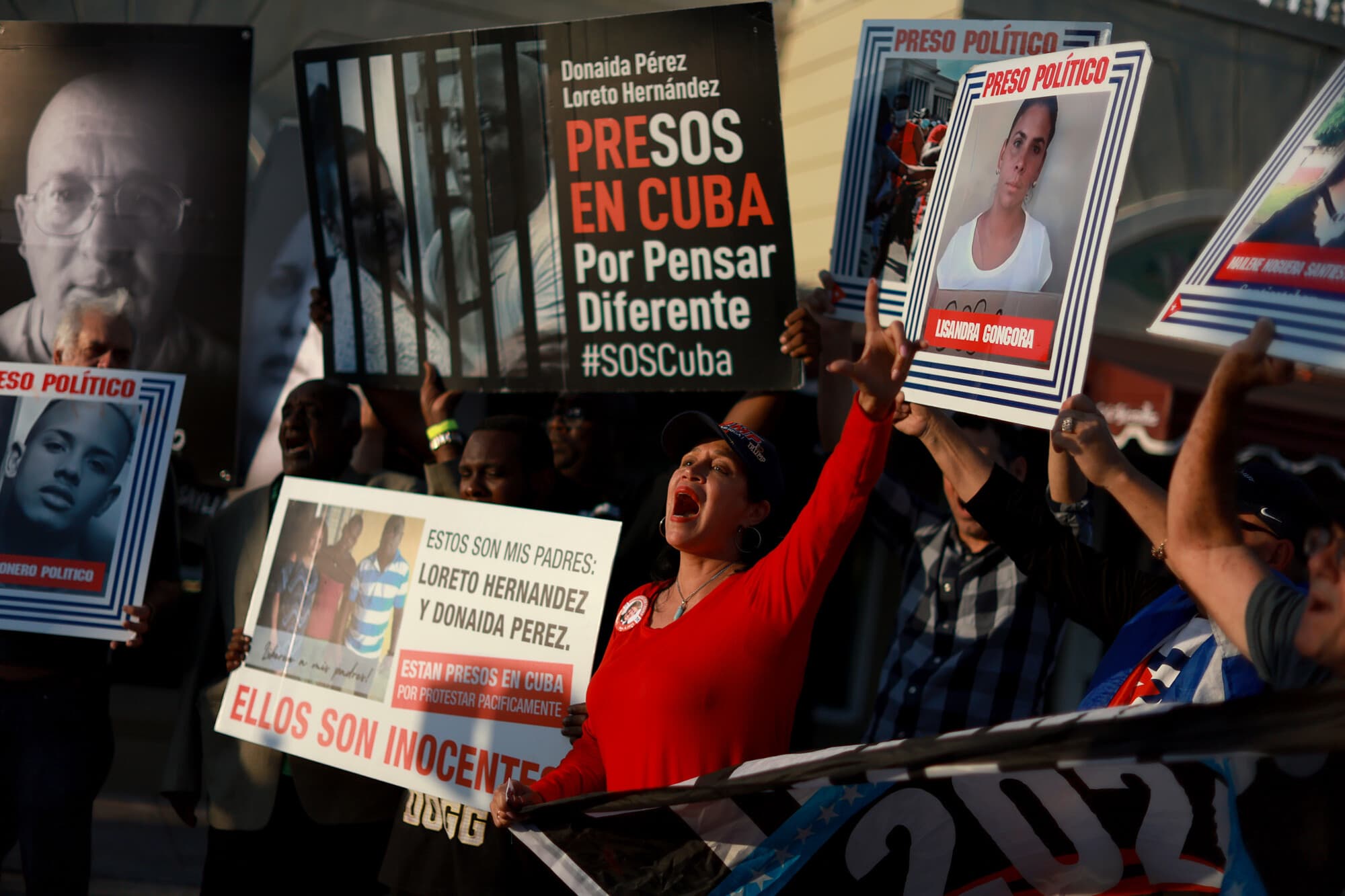 Varias personas sostienen fotografías de presos políticos recluidos en cárceles cubanas durante una manifestación en apoyo a los manifestantes de Cuba el 18 de marzo de 2024, en Miami, Florida. (Joe Raedle/Getty Images)
