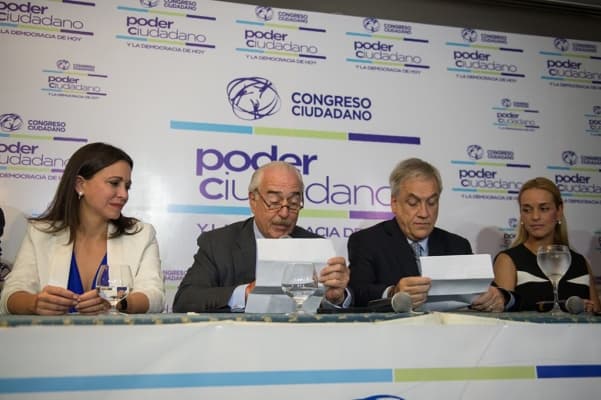 <em>(De izquierda a derecha) La líder opositora María Corina Machada (izquierda), el expresidente colombiano (1998-2002) Andrés Pastrana (leyendo una carta del líder opositor encarcelado Leopoldo López), el expresidente chileno (2010-2014) Sebastián Piñera y la esposa de Leopoldo López, Lilian Tintori, durante una conferencia de prensa en el marco del Congreso Ciudadano celebrado en Caracas el 26 de enero de 2015. (FEDERICO PARRA/AFP vía Getty Images)</em>