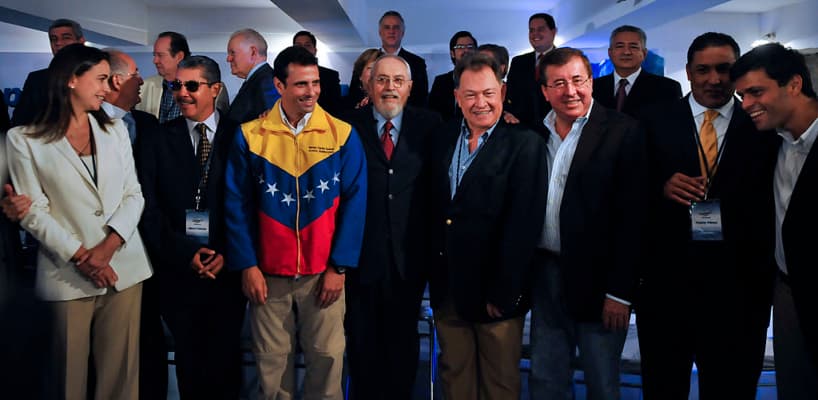 <em>De izquierda a derecha, los dirigentes de la oposición venezolana María Corina Machado; Henri Falcón, entonces vinculado al partido de izquierda Patria Para Todos (PPT); Henrique Capriles Radonski; Ramón Guillermo Aveledo; Morel Rodríguez; César Pérez Vivas; Pablo Pérez y Leopoldo López posan durante una reunión de la Mesa de la Unidad Democrática (MUD) en Caracas, Venezuela, el 26 de septiembre de 2010. La oposición venezolana reunida en la MUD firmó una "alianza política de gran alcance" para presentar un candidato único que enfrentase a Hugo Chávez en las elecciones presidenciales de 2012 y delineara un programa común de gobierno. (Leo Ramirez/AFP vía Getty Images)</em>