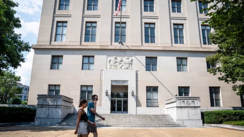 Juez federal rechaza intento de organización de salud transgénero de frenar una demanda de la FTC