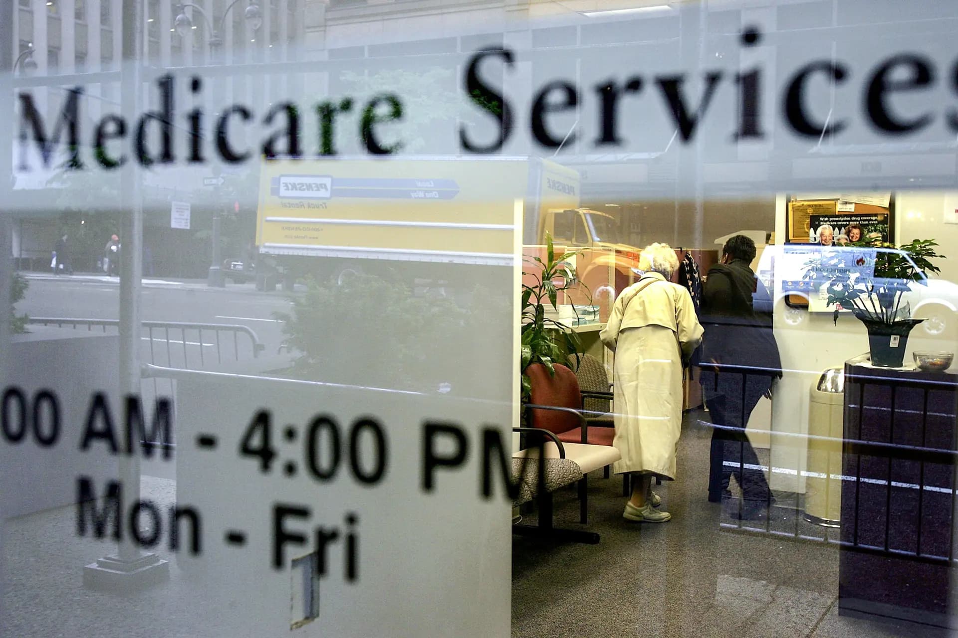 <em>Dos mujeres entran en una oficina de Medicare Services el último día de inscripción en el programa Medicare Parte D en la ciudad de Nueva York, el 15 de mayo de 2006. Tras una consolidación en 2015, el 80% de los pacientes de Medicare Parte D eran atendidos por solo tres administradores de beneficios y las compañías de seguros a las que pertenecían. (Spencer Platt/Getty Images).</em>