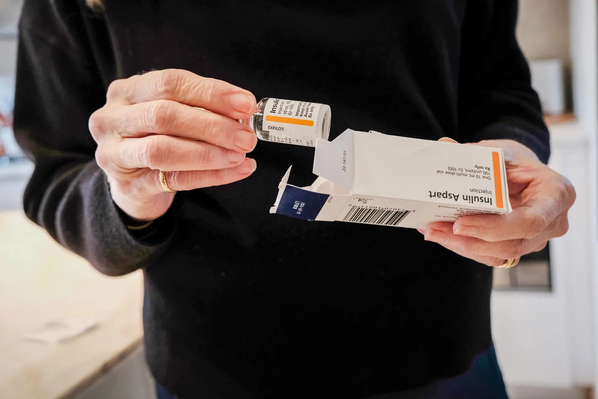 <em>En esta ilustración fotográfica, una paciente con diabetes tipo 1 muestra la cápsula de insulina que necesita tomar diariamente, en la ciudad de Nueva York, el 2 de marzo de 2023. Los precios de algunas insulinas cayeron más del 70 % en el año fiscal 2024, un año después de que entrara en vigor un copago obligatorio de 35 dólares por insulina en las Partes B y D de Medicare. (Ilustración fotográfica de Spencer Platt/Getty Images).</em>