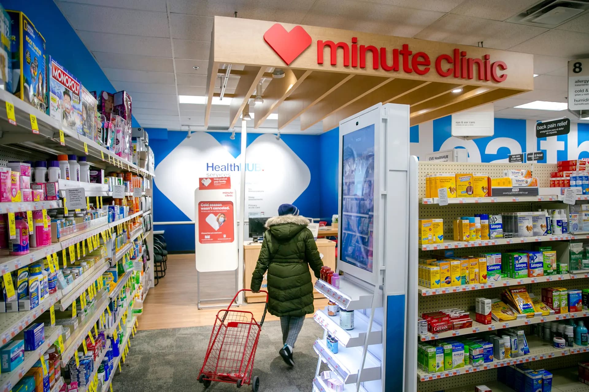 <em>Una farmacia CVS Pharmacy con una MinuteClinic y un Health Hub en el barrio de Harlem de la ciudad de Nueva York, el 3 de marzo de 2023. CVS, United Healthcare y The Cigna Group son las tres principales compañías de salud integradas verticalmente en Estados Unidos. (Ted Shaffrey/AP).</em>