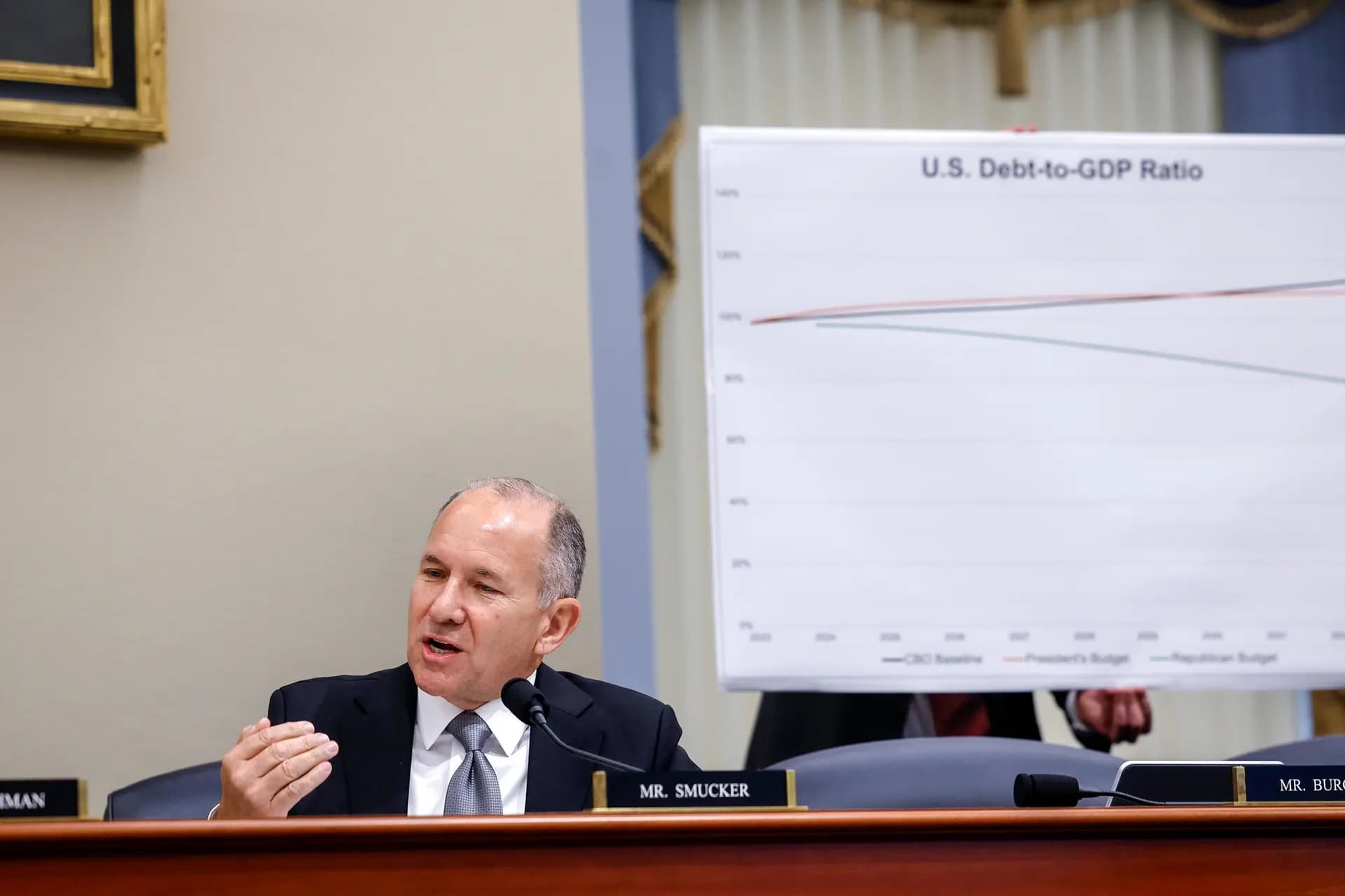 <em>El representante Lloyd Smucker (R-Pa.) interviene durante una reunión con el Comité de Presupuesto de la Cámara de Representantes en el Capitolio en Washington el 20 de septiembre de 2023. Los gobiernos son la principal fuente de ingresos de las tres grandes compañías farmacéuticas integradas verticalmente, por lo que cualquier aumento en los precios de los medicamentos afecta tanto a los presupuestos federales como a los estatales. (Anna Moneymaker/Getty Images).</em>