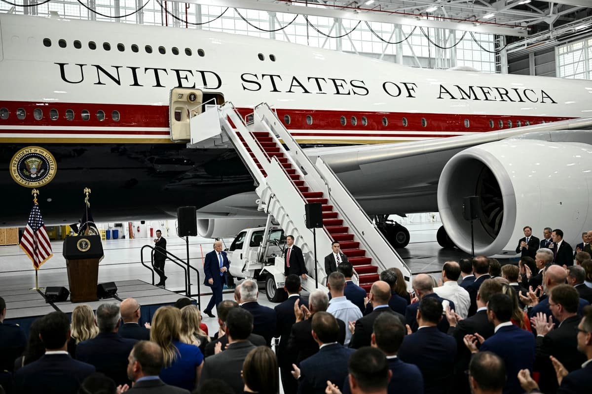 El presidente Donald Trump pasa junto al nuevo Air Force One, obsequio de Qatar, en un hangar de la Base Conjunta Andrews en Maryland, el 19 de junio de 2026. (Brendan Smialowski/AFP vía Getty Images).