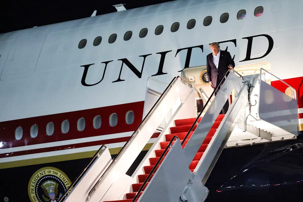 <em>El presidente Donald Trump llega a la Base Conjunta Andrews en Maryland el 9 de julio de 2026, tras trasladarse del anterior avión Air Force One al nuevo Air Force One durante una escala en la Base Aérea RAF Mildenhall en el Reino Unido, después de su visita a Ankara, Turquía, para la cumbre de la OTAN. (Win McNamee/Getty Images).</em>