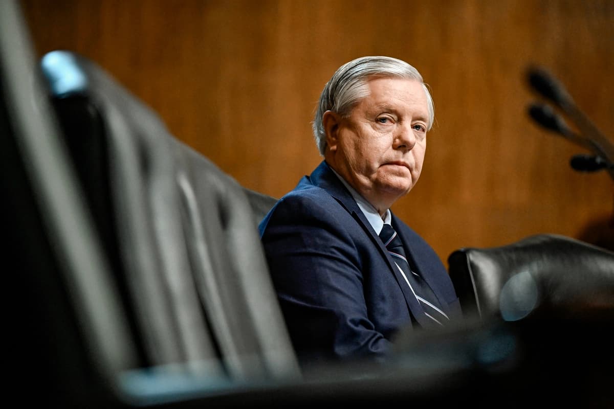 El senador Lindsey Graham (R-S.C.) observa durante una audiencia de la Subcomisión Judicial del Senado en el Capitolio, en Washington, el 16 de mayo de 2023. (Andrew Caballero-Reynolds/AFP vía Getty Images)