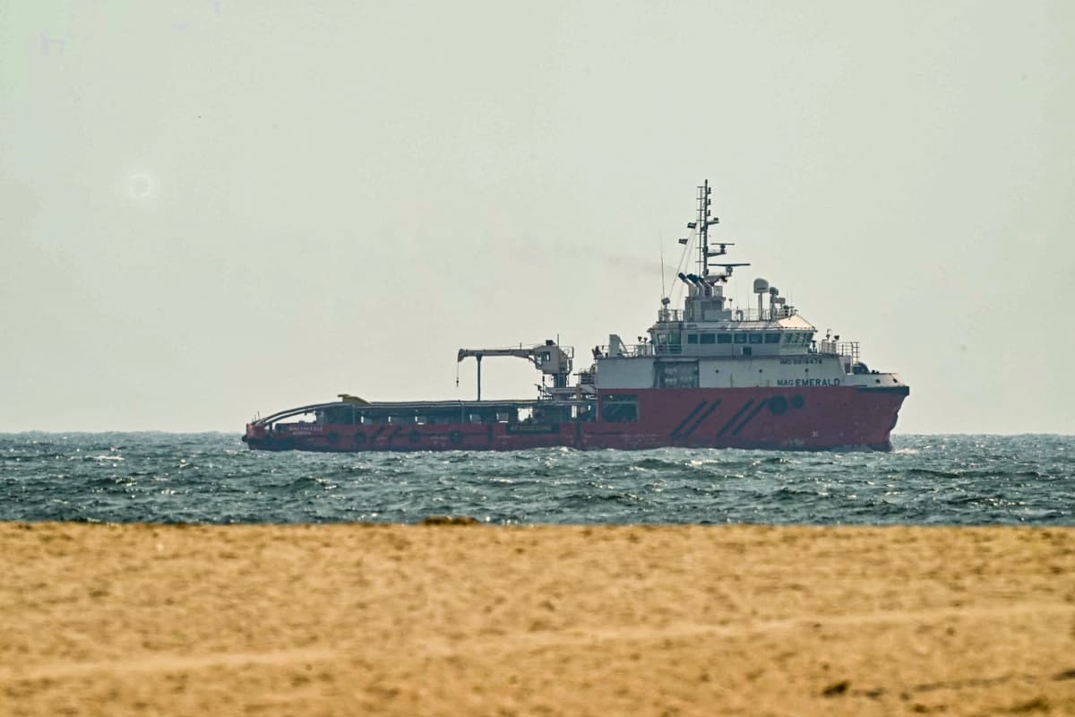 Un barco navega frente a la costa de Ajman, en los Emiratos Árabes Unidos, el 10 de julio de 2026. El tráfico marítimo por el estrecho de Ormuz se ha reducido drásticamente tras los ataques a buques a principios de semana y la reanudación de los ataques militares entre Estados Unidos e Irán. (AFP vía Getty Images)