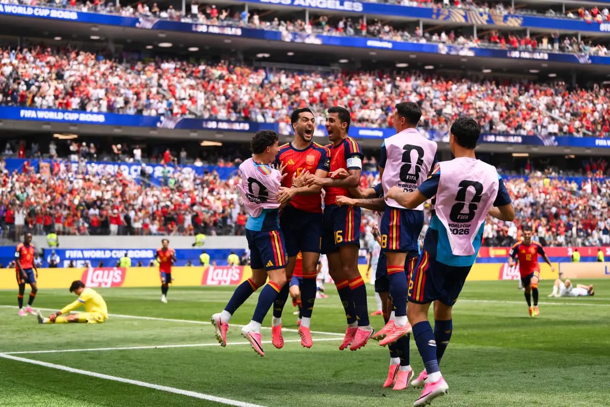 Mikel Merino, número 6 de España, celebra con sus compañeros tras marcar el segundo gol de su equipo durante el partido de cuartos de final de la Copa del Mundo de la FIFA 2026 contra Bélgica en el Estadio de Los Ángeles, el 10 de julio de 2026. (David Ramos/Getty Images)
