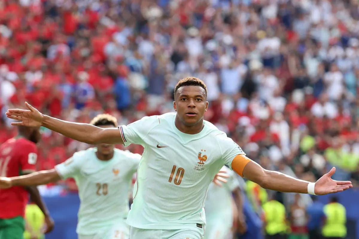 El delantero francés Kylian Mbappé celebra el primer gol de su equipo durante el partido de cuartos de final del Mundial de fútbol de 2026 entre Francia y Marruecos, disputado en el Boston Stadium de Foxborough, Massachusetts, el 9 de julio de 2026. (Odd Andersen/AFP vía Getty Images)