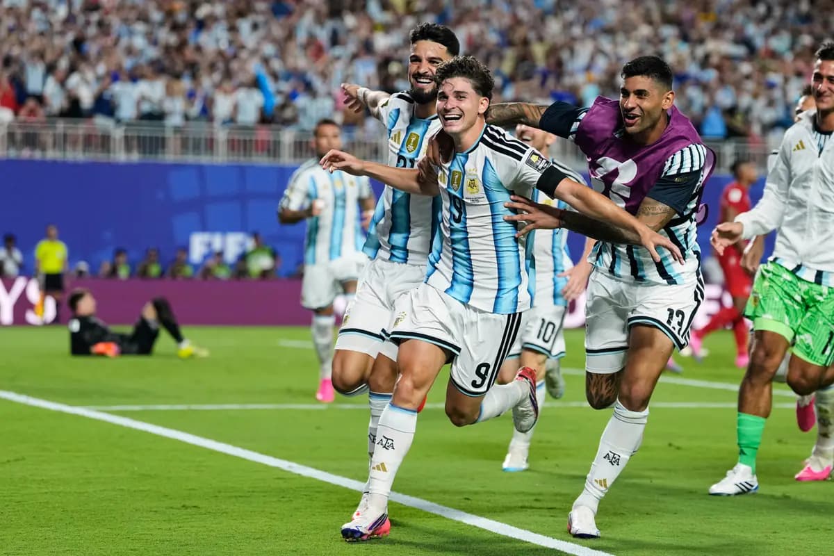 El argentino Julián Álvarez (9) celebra tras marcar el segundo gol de su equipo durante el partido de cuartos de final del Mundial contra Suiza en Kansas City, Misuri, el 11 de julio de 2026. (Foto AP/Charlie Riedel)