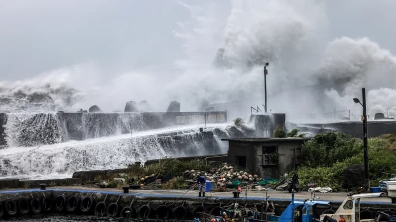 Tifón Bavi azota el este de China y provoca inundaciones a cientos de millas al norte