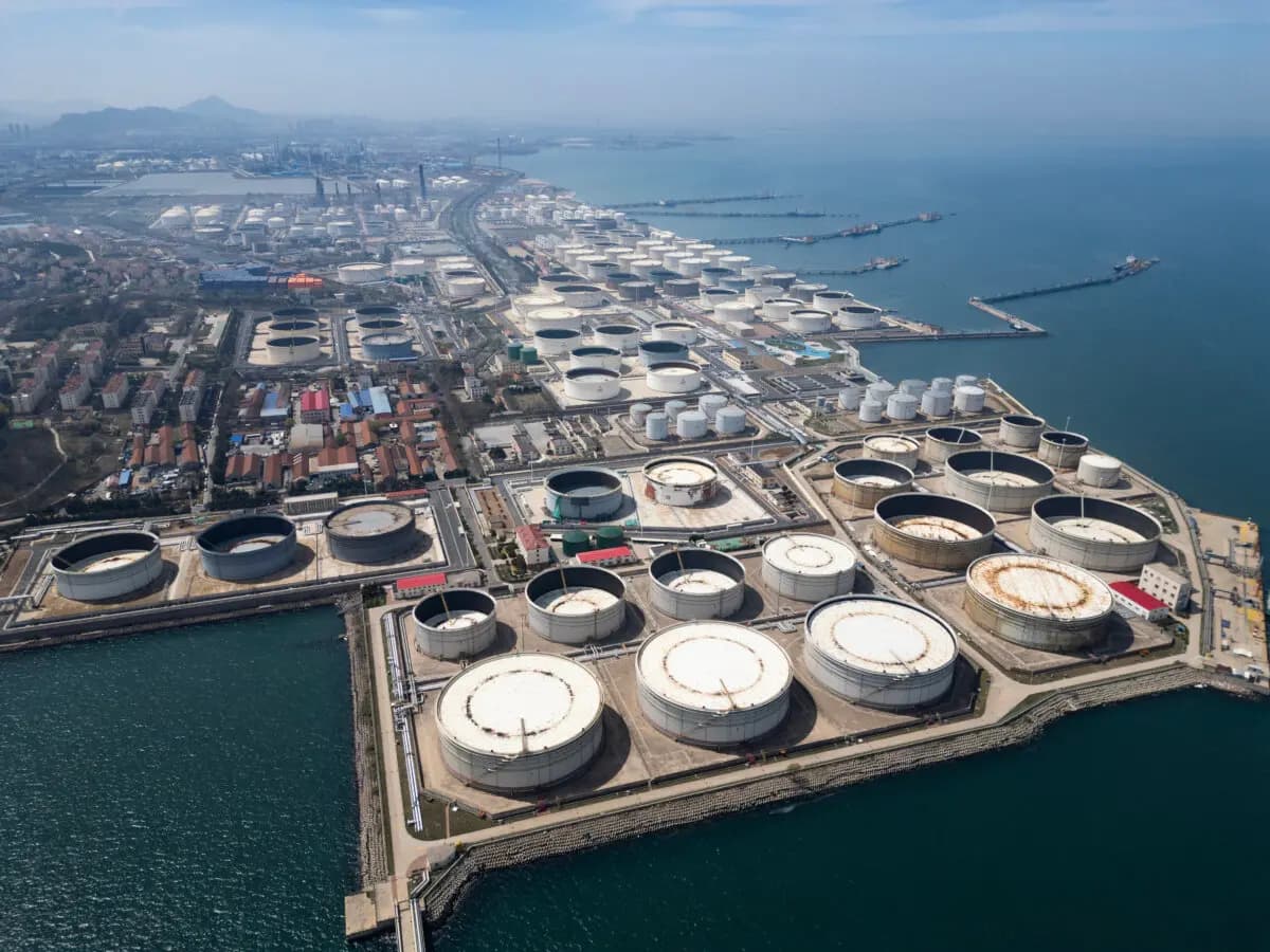 Un grupo de tanques de petróleo almacena crudo importado en la terminal de crudo del puerto de Qingdao, en Qingdao, China, el 12 de abril de 2026. (Getty Images)