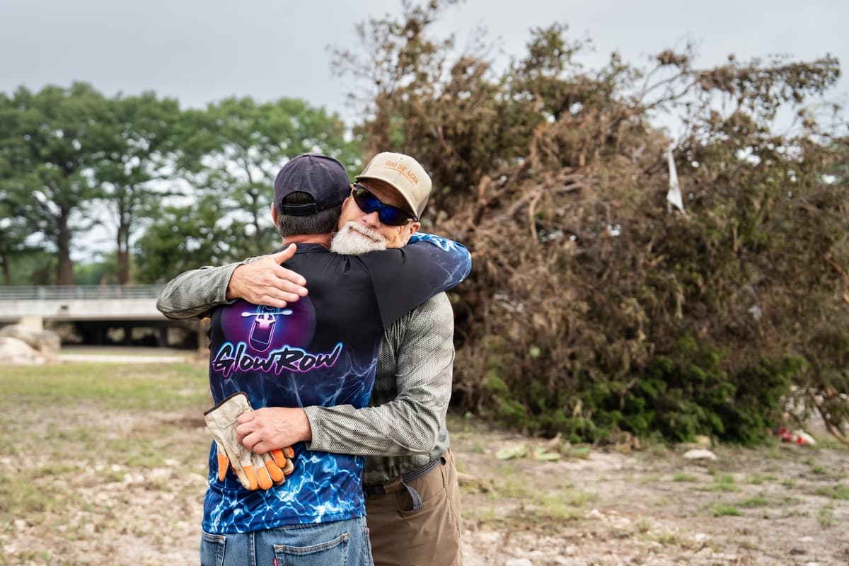 Los residentes locales se abrazan tras las recientes inundaciones en Kerrville, Texas, el 9 de julio de 2025. (Madalina Kilroy /The Epoch Times)