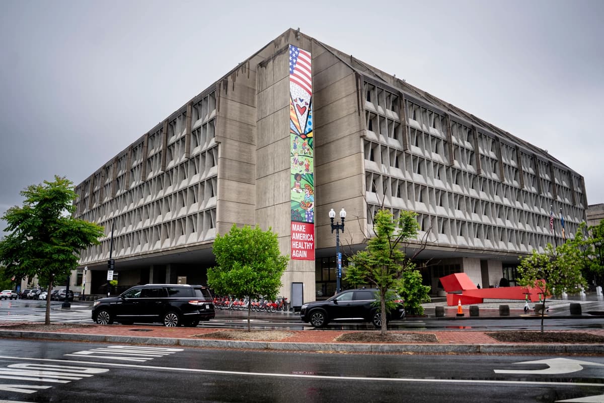 Un letrero que dice "Hagamos que Estados Unidos vuelva a ser saludable" en el Departamento de Salud y Servicios Humanos en Washington, el 29 de abril de 2026. (Madalina Kilroy/The Epoch Times)