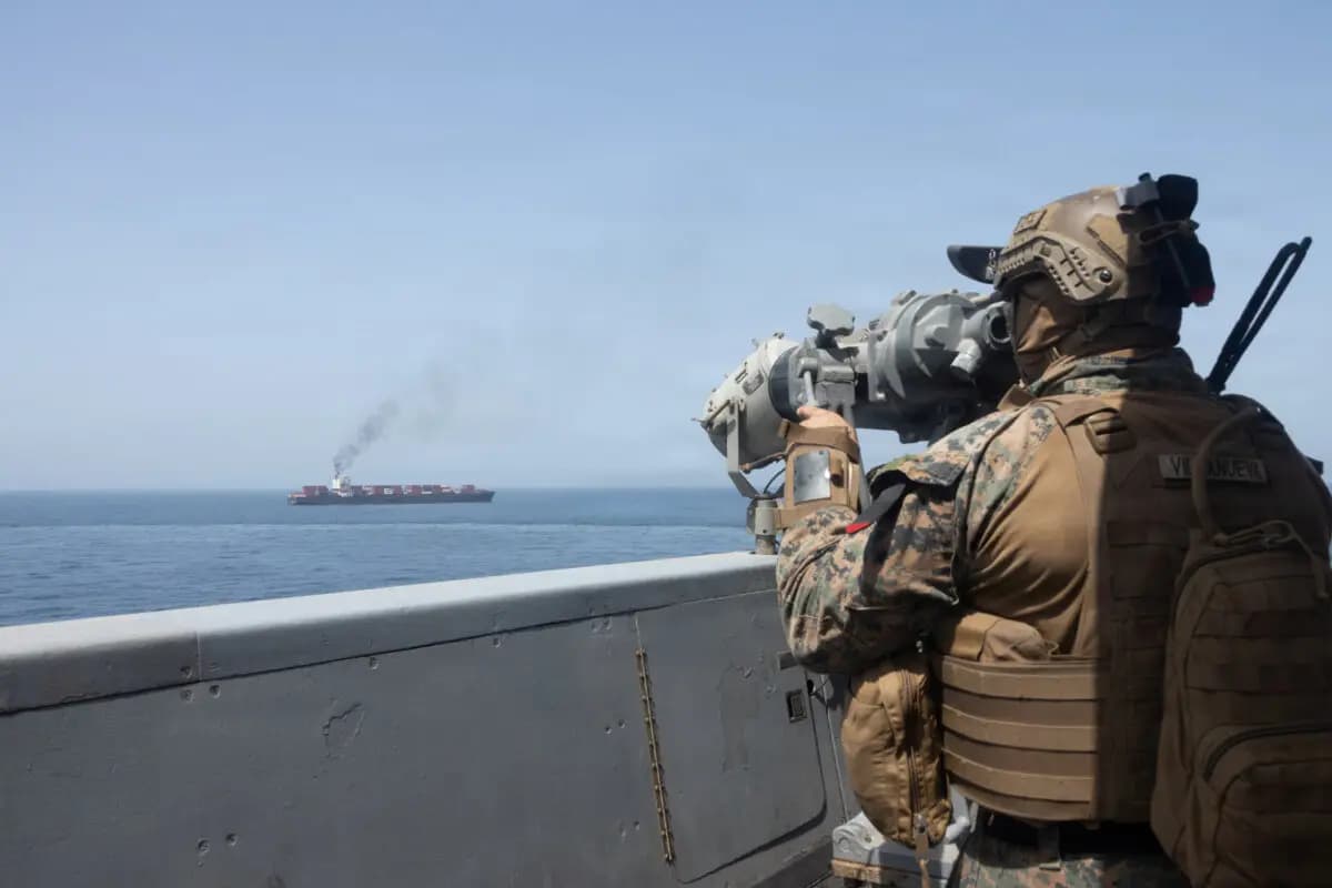 Las fuerzas estadounidenses patrullan el Mar Arábigo cerca del buque M/V Touska el 20 de abril de 2026. (Armada de Estados Unidos vía Getty Images).