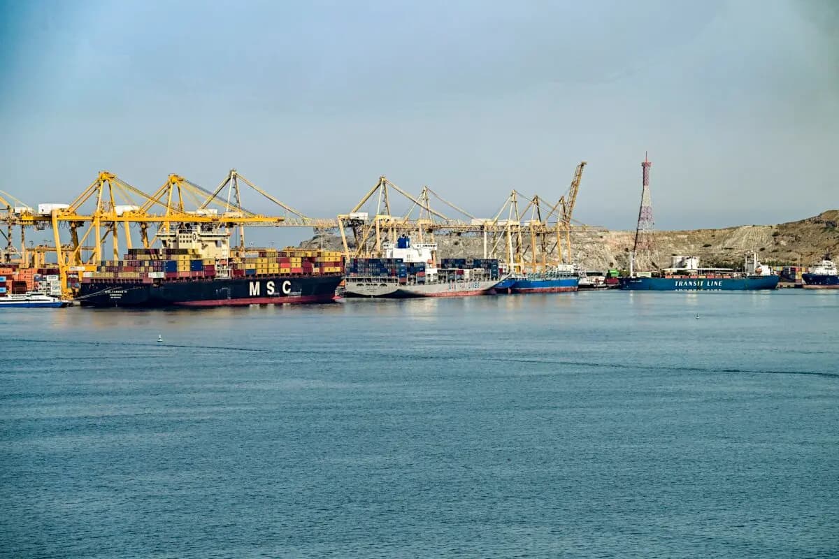 El 19 de junio de 2026, varios buques se encuentran atracados en el muelle de la Terminal de Contenedores de Khor Fakkan, en el Golfo de Omán. (AFP vía Getty Images).