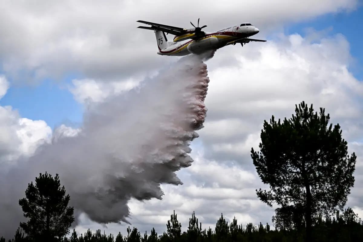 Una aeronave Dash Q400-MR Fireguard de la seguridad civil derrama retardante mezclado con agua durante una demostración de capacidad de extinción de incendios a cargo del Servicio Departamental de Bomberos y Rescate de Gironda en Saint-Aubin-de-Médoc, Francia, el 3 de julio de 2026. (Christophe Archambault/AFP vía Getty Images)