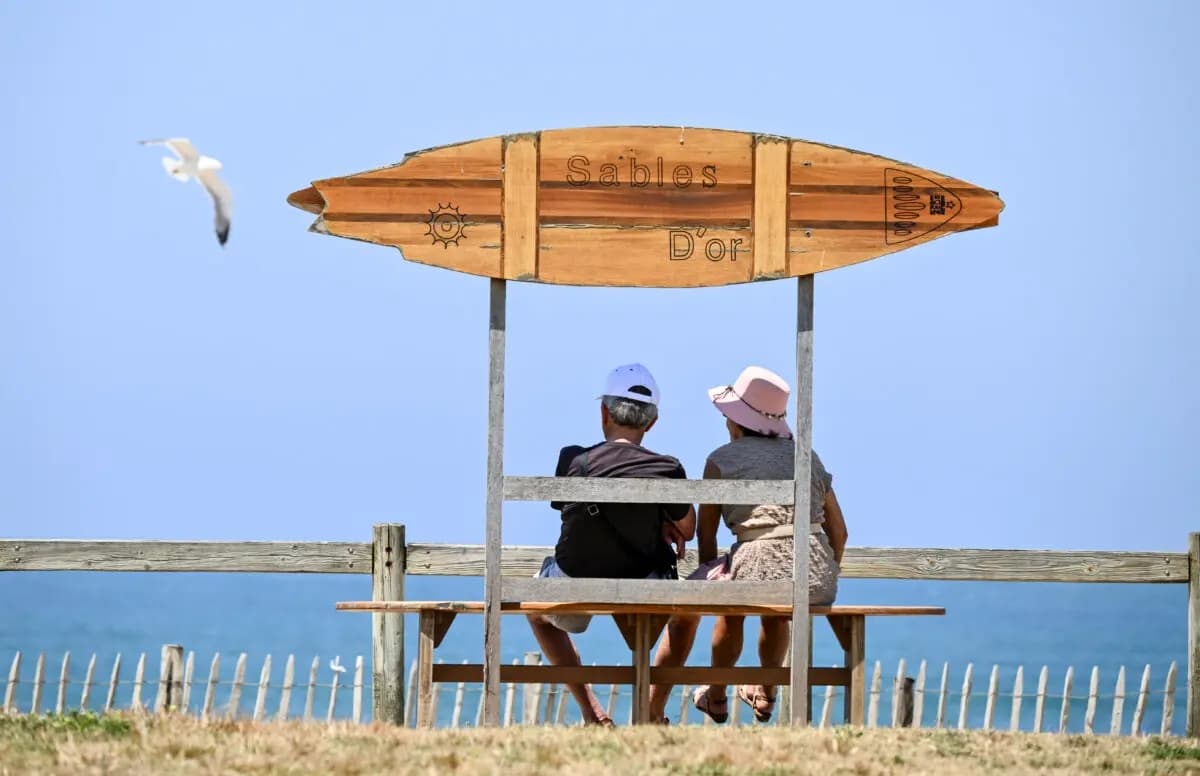 La gente toma el sol en Anglet mientras la ola de calor azota el suroeste de Francia el 17 de junio de 2026. (Gaizka Iroz/AFP vía Getty Images)