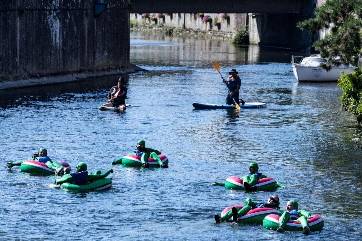 Los participantes en el festival "Mascarets" flotan río abajo por el Risle en cámaras de aire durante una ola de calor en Pont-Audemer, Francia, el 11 de julio de 2026. (Joel Saget/AFP vía Getty Images)