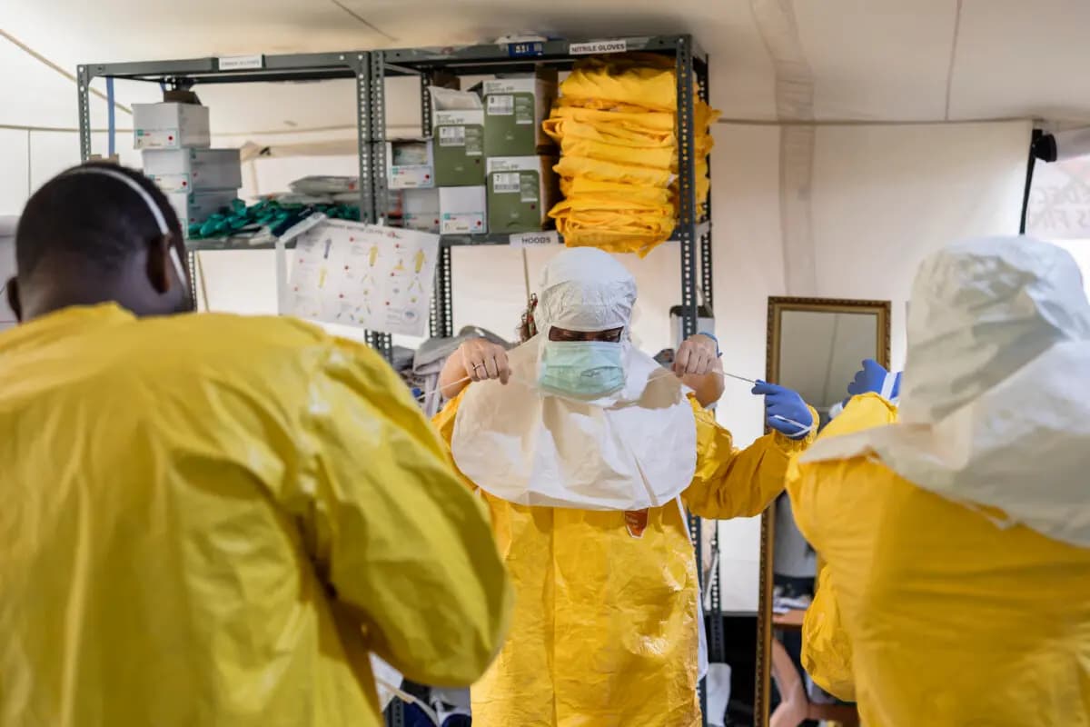 <em>Personal sanitario se coloca equipo de protección durante una capacitación sobre cómo responder al ébola en Ongata Rongai, Kenia, el 10 de julio de 2026. (Tony Karumba/AFP vía Getty Images)</em>
