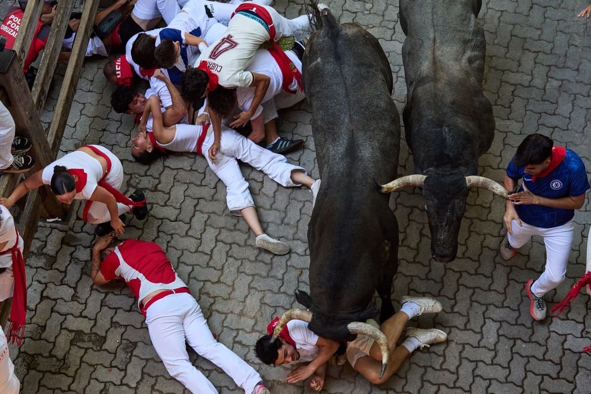 Corredor es corneado en el rostro durante un encierro de San Fermín en España