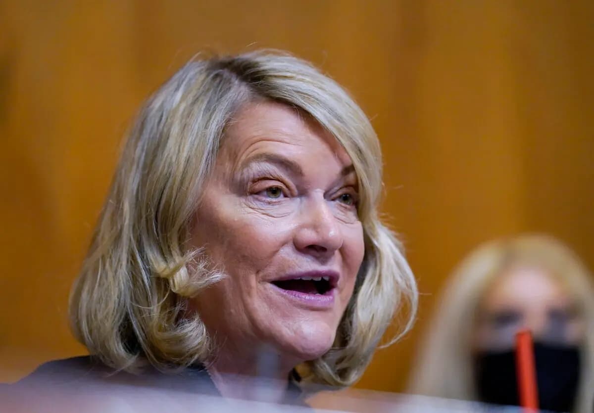 La senadora Cynthia Lummis (R-Wyo.) interviene durante una audiencia del subcomité de Medio Ambiente y Obras Públicas del Senado, el 5 de abril de 2022, en el Capitolio, en Washington. (Mariam Zuhaib/AP Photo)