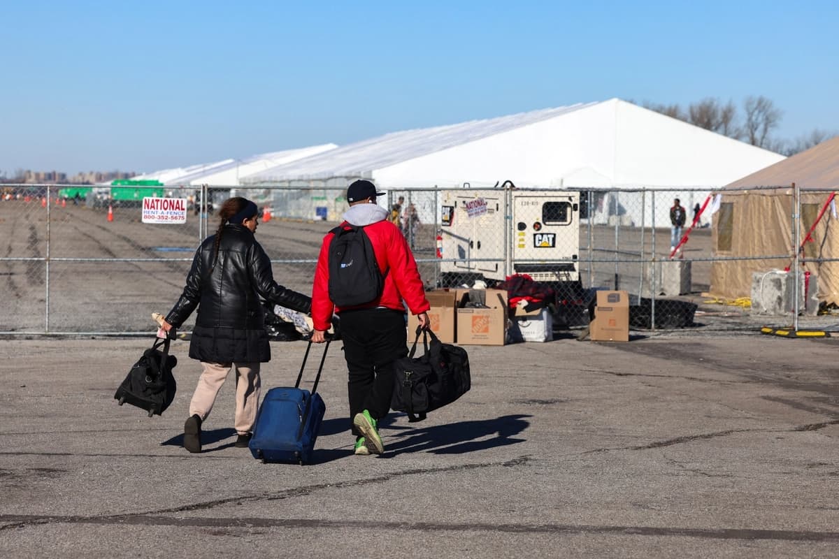 Inmigrantes se dirigen hacia los refugios en Floyd Bennett Field, en el distrito de Brooklyn de Nueva York, el 3 de febrero de 2024. (Charly Triballeau/AFP vía Getty Images)