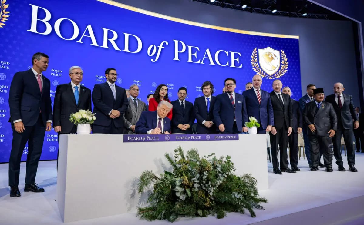 <em>El presidente estadounidense Donald Trump preside la ceremonia de firma del “Consejo de la Paz” en el Foro Económico Mundial (FEM) en Davos, Suiza, el 22 de enero de 2026. (Chip Somodevilla/Getty Images).</em>